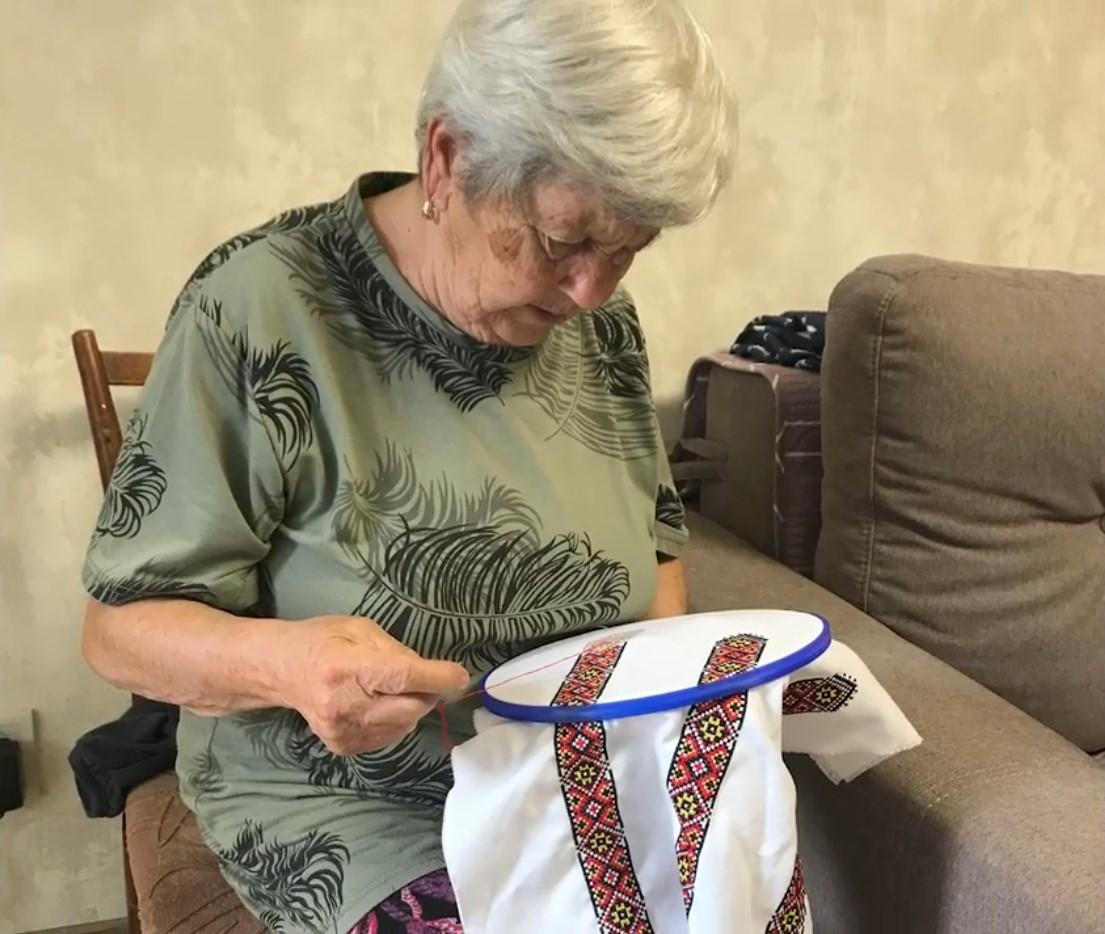 Новини Вінниці - фото з «Одягне на день нашої Перемоги». Сорочку для гвардійця вишила кохана з рідними хлопця