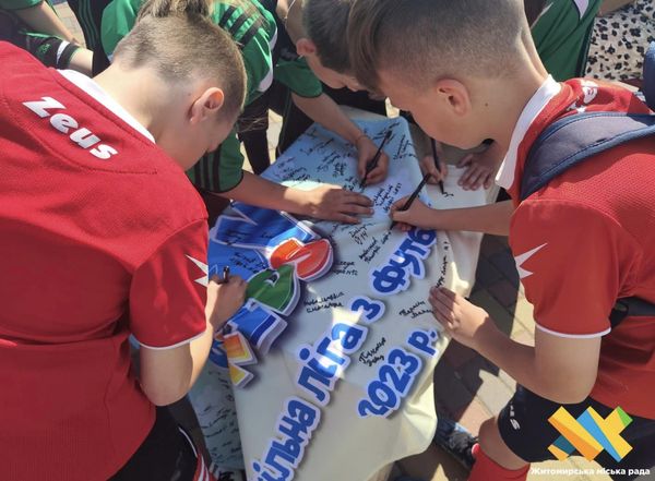Новини Житомира - фото з Чемпіоном Шкільної Ліги з футболу "BGV kids" стала команда ліцею №23!