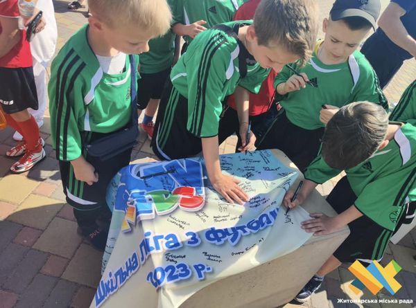 Новини Житомира - фото з Чемпіоном Шкільної Ліги з футболу "BGV kids" стала команда ліцею №23!