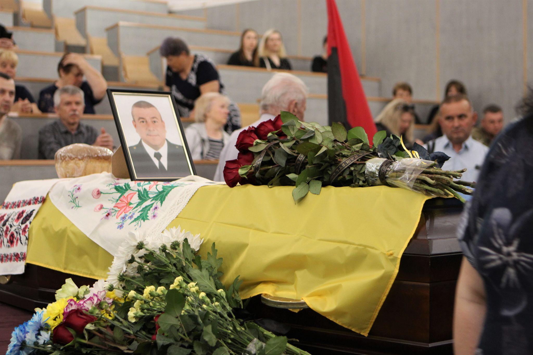 Новини Вінниці - фото з «Він любив життя і він умів жити»: у Вінниці попрощалися з бойовим медиком Володимиром Іпатовим