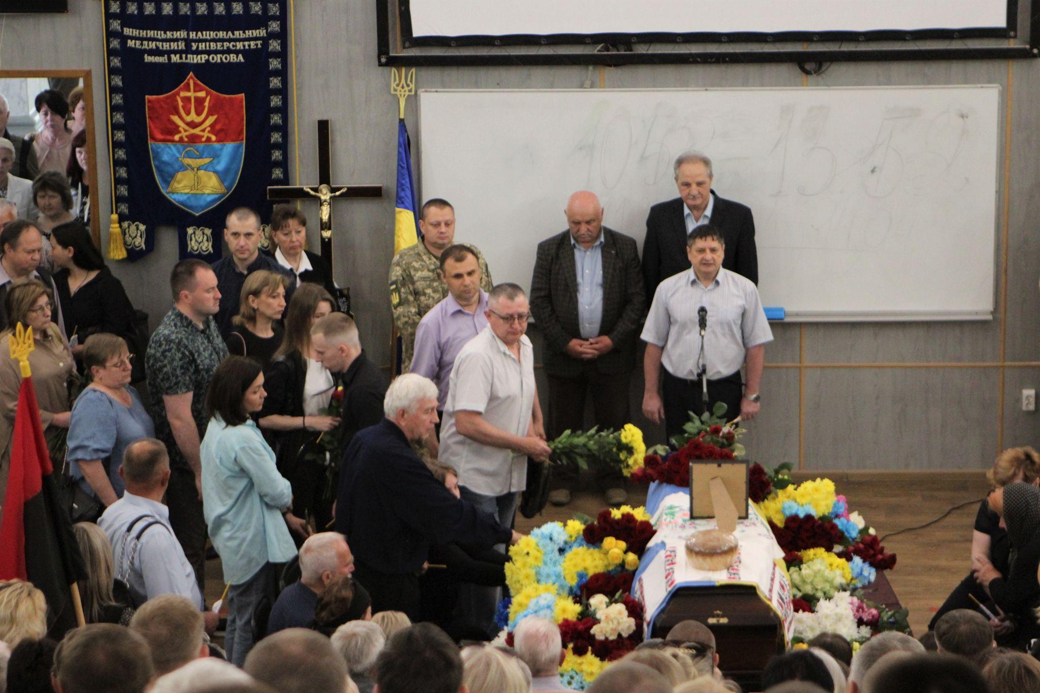 Новини Вінниці - фото з «Він любив життя і він умів жити»: у Вінниці попрощалися з бойовим медиком Володимиром Іпатовим