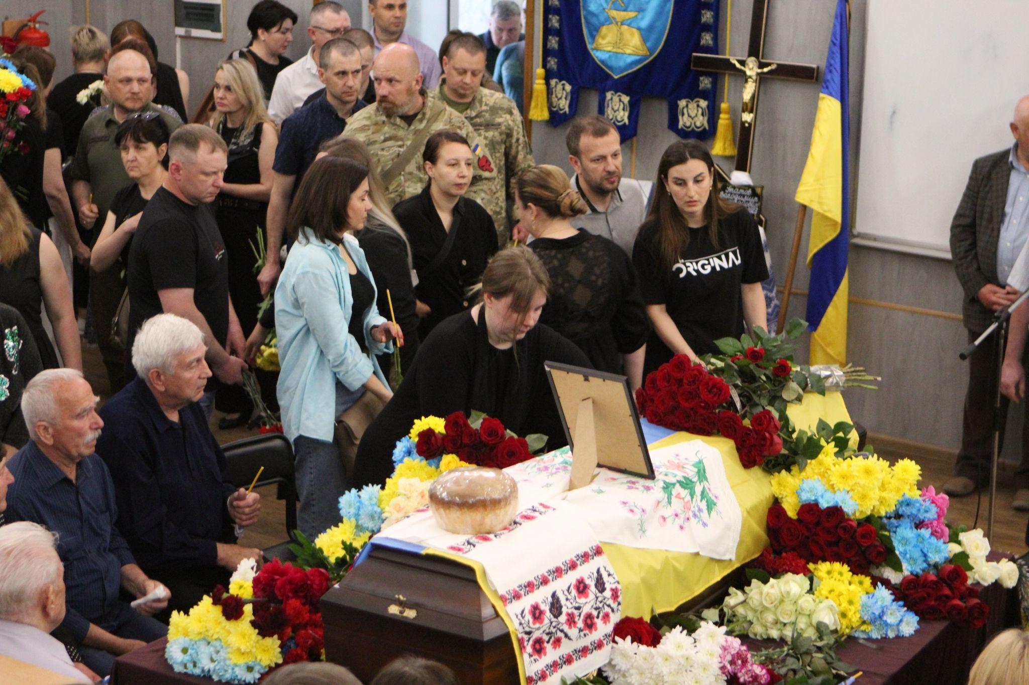 Новини Вінниці - фото з «Він любив життя і він умів жити»: у Вінниці попрощалися з бойовим медиком Володимиром Іпатовим