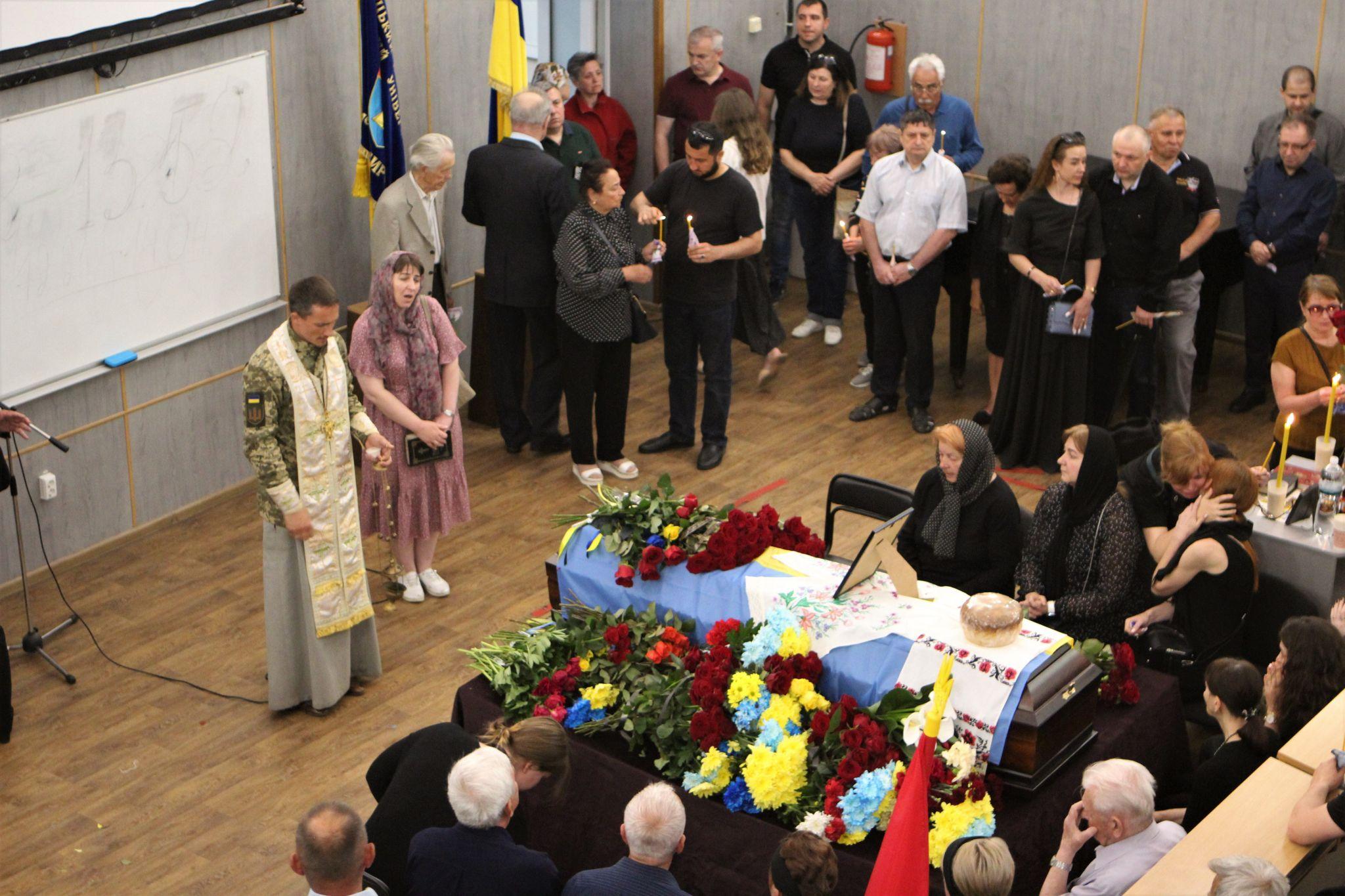 Новини Вінниці - фото з «Він любив життя і він умів жити»: у Вінниці попрощалися з бойовим медиком Володимиром Іпатовим