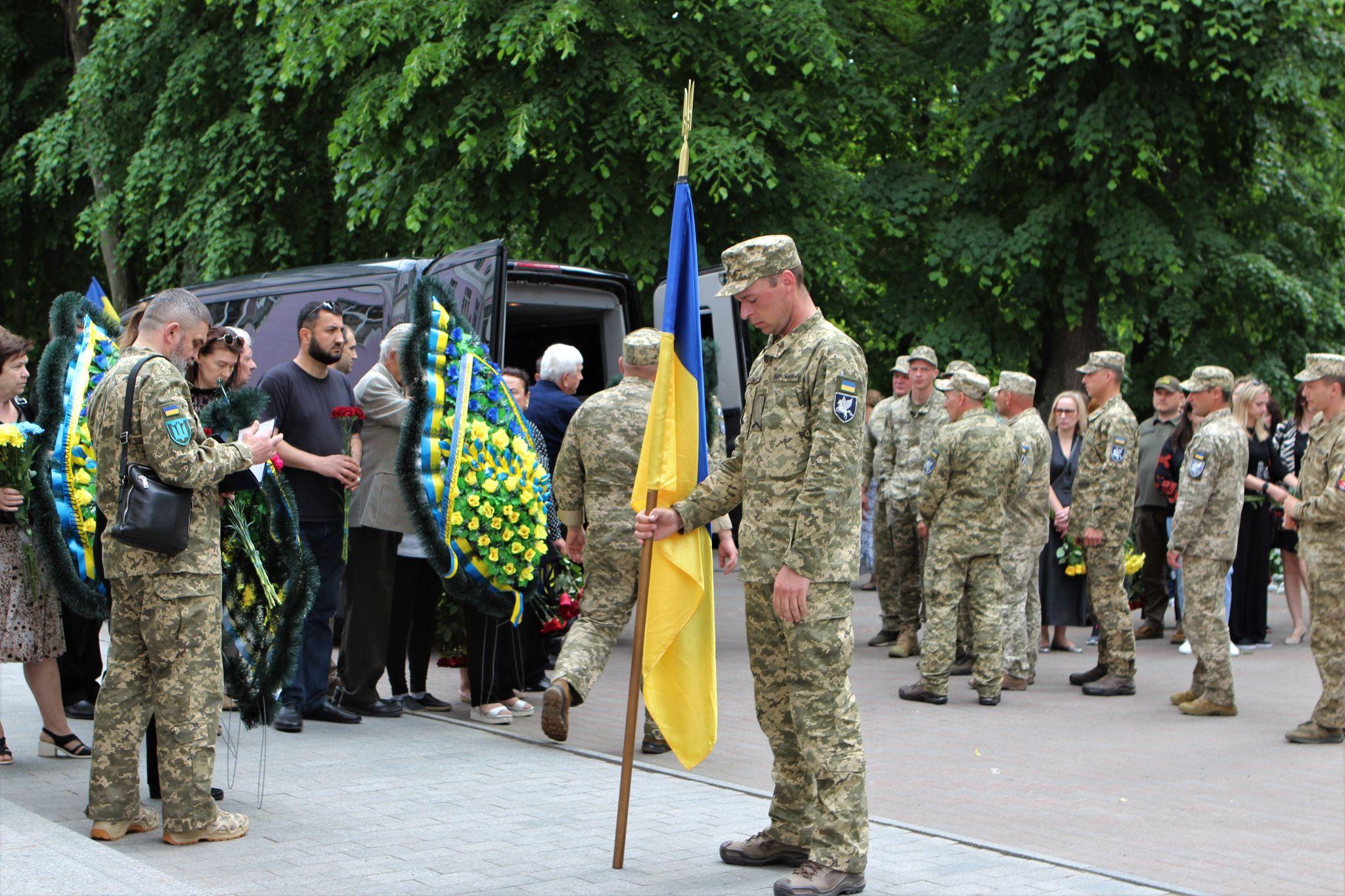 Новини Вінниці - фото з «Він любив життя і він умів жити»: у Вінниці попрощалися з бойовим медиком Володимиром Іпатовим