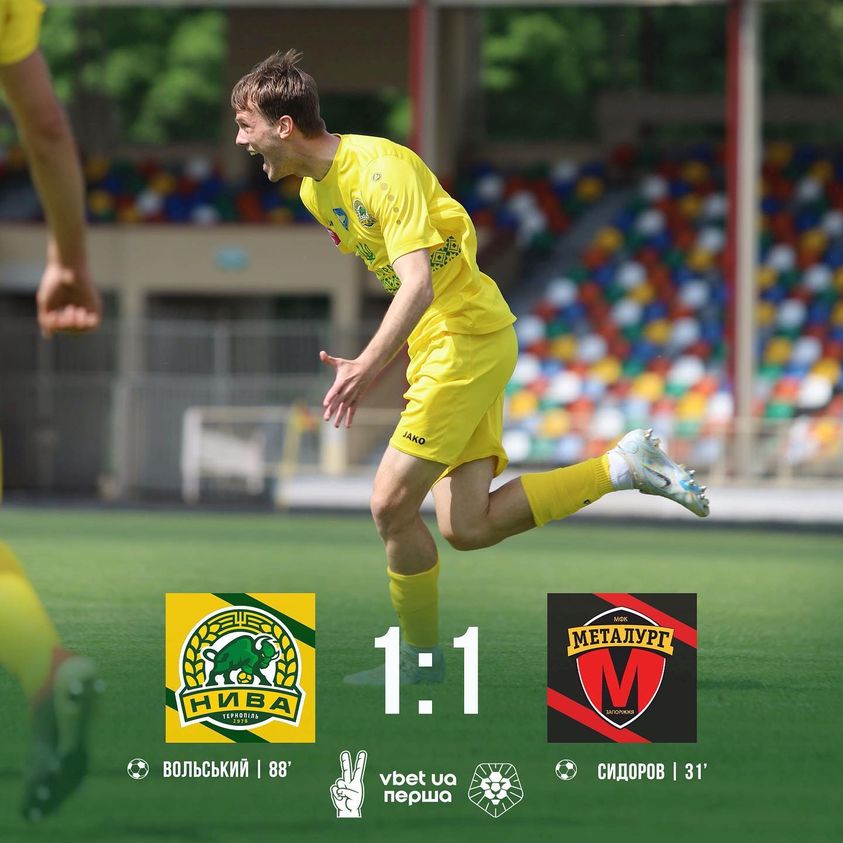 Новини Тернополя - фото з Тернопільська «Нива» вдома приймала «Металург»: чи допомогли рідні стіни На зображенні може бути: 2 людини, люди грають у футбол, гравці в футбол та текст «JAKO 1 нива терноль металург вольський 88' 1:1 vbet ua перша сидоров сидоров|31' 31'»