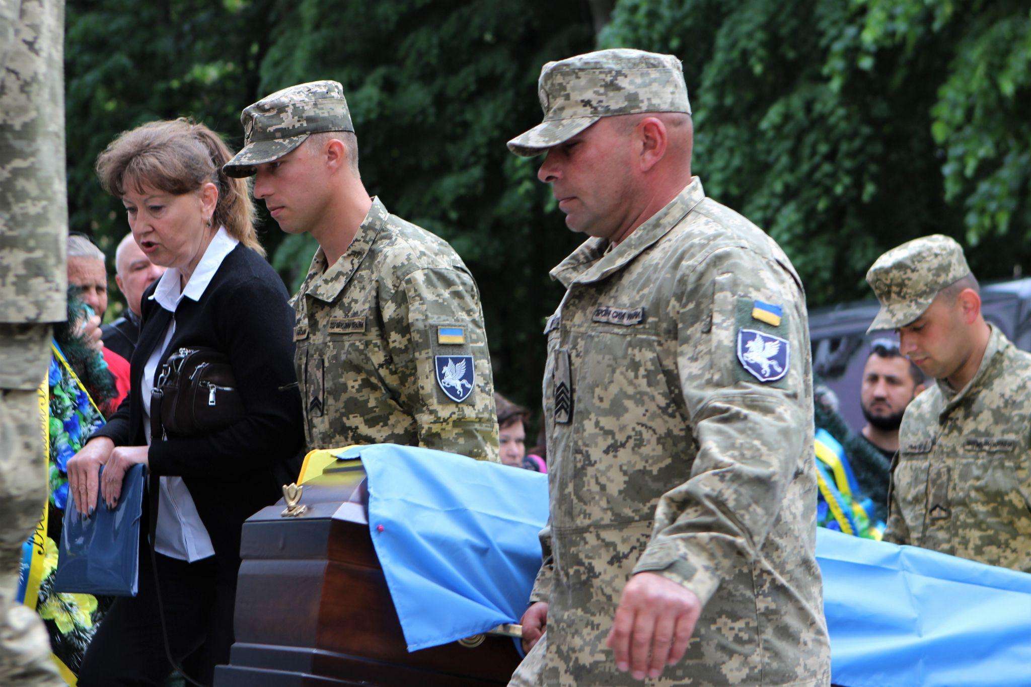 Новини Вінниці - фото з «Він любив життя і він умів жити»: у Вінниці попрощалися з бойовим медиком Володимиром Іпатовим