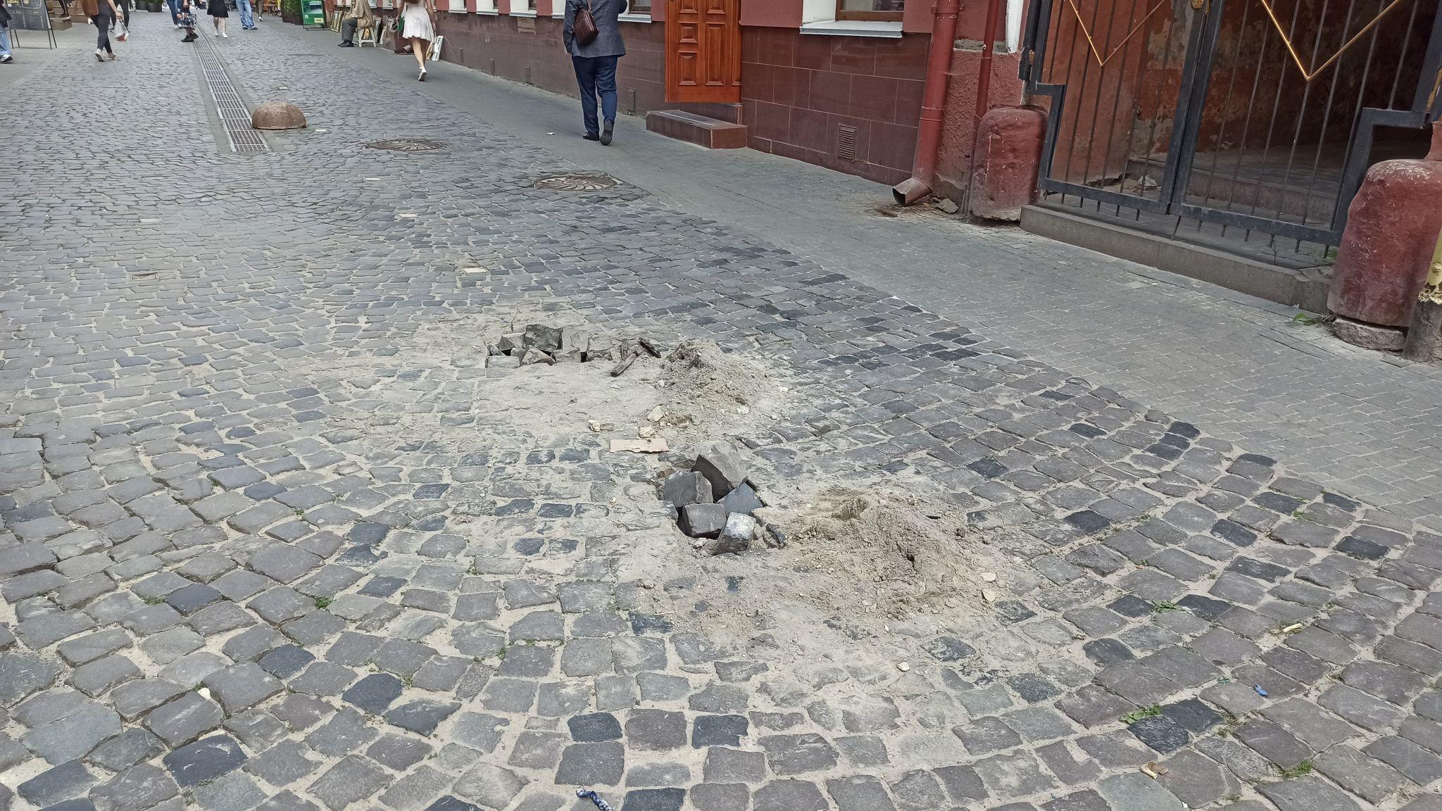 Новини Тернополя - фото з У Центрі міста утворилось провалля: місце обгородили