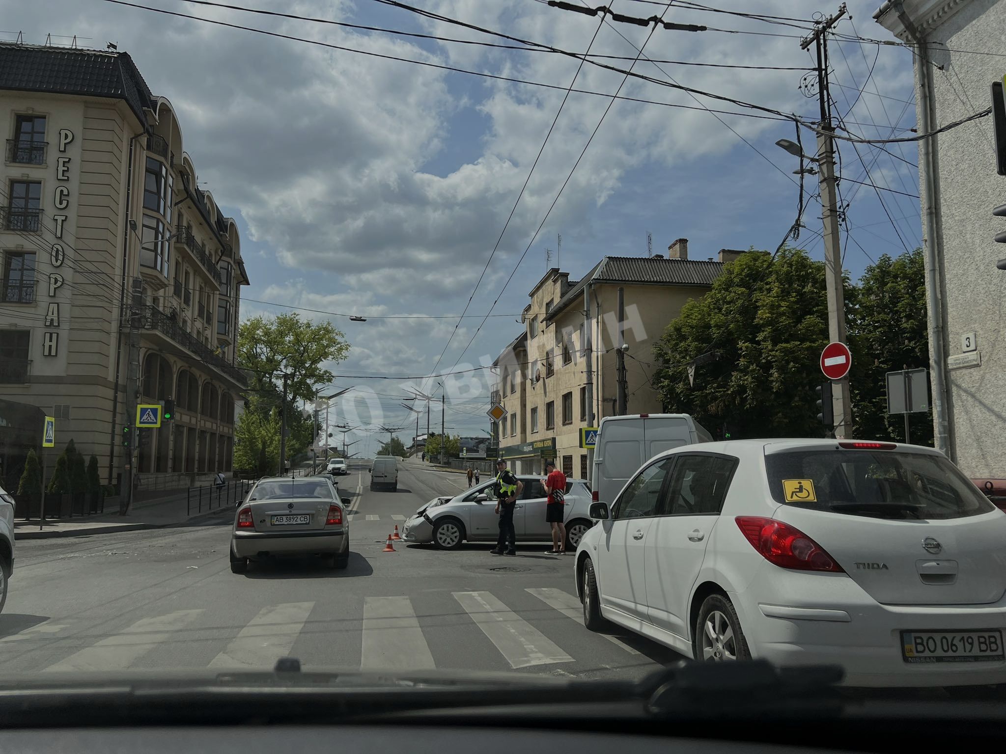 Новини Тернополя - фото з ДТП на Бандери, не розминулись легковик та мікроавтобус: подробиці (ОНОВЛЮЄТЬСЯ)