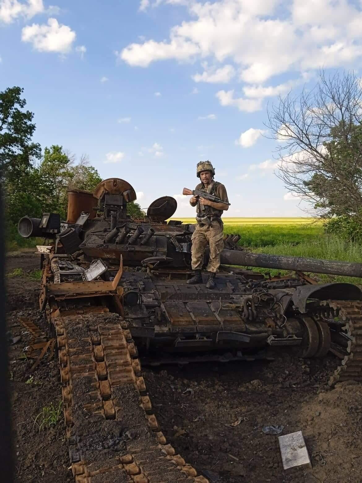 Новини Хмельницького - фото з Затрофеїв танк та взяв у полон диверсанта. Історія військового із Городка