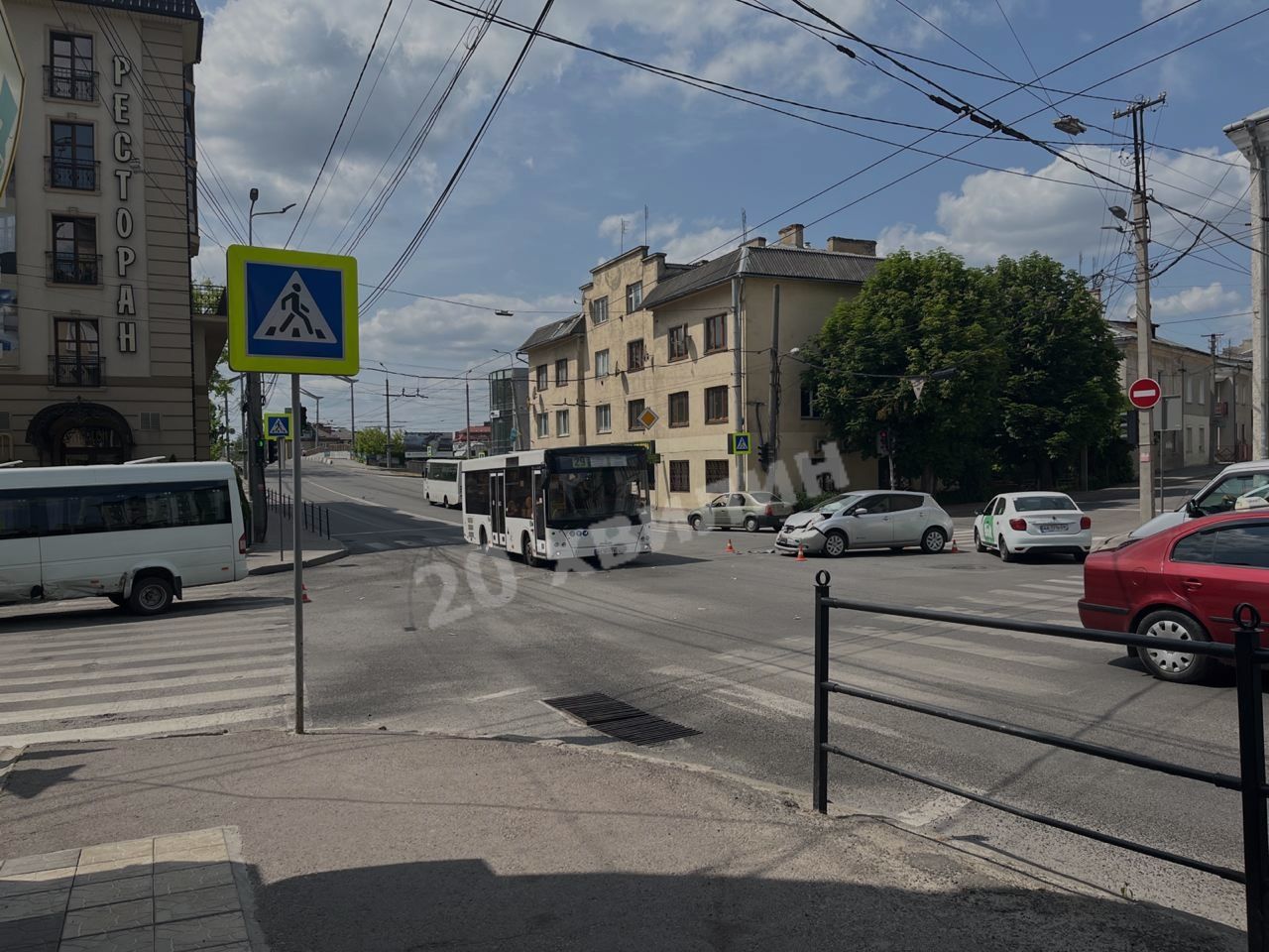 Новини Тернополя - фото з ДТП на Бандери, не розминулись легковик та мікроавтобус: подробиці (ОНОВЛЮЄТЬСЯ)