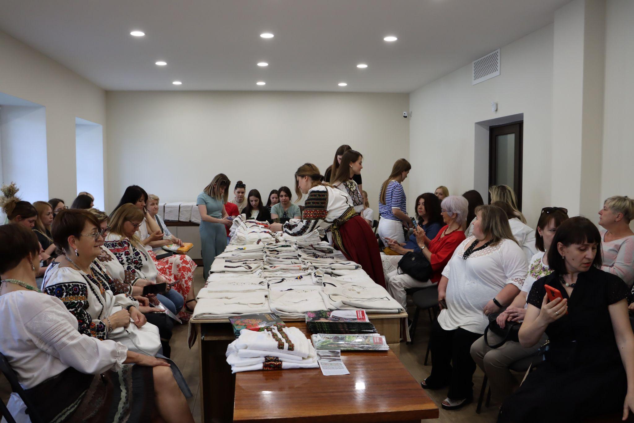 Новини Тернополя - фото з Колекцію унікальних чоловічих вишиванок показали в обласному краєзнавчому музеї (ФОТО)