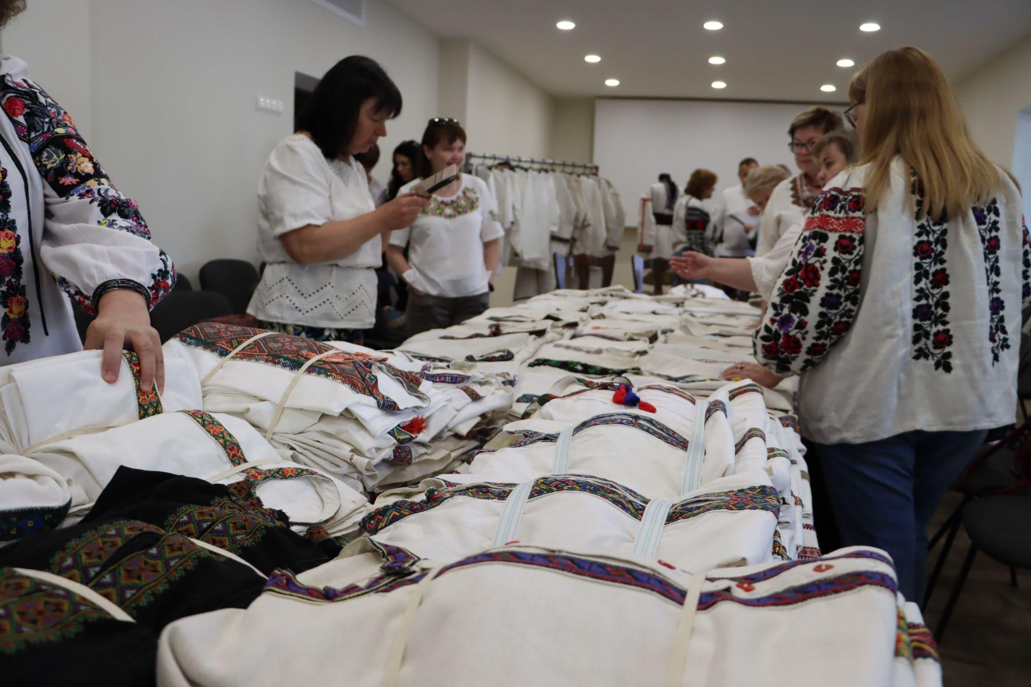 Новини Тернополя - фото з Колекцію унікальних чоловічих вишиванок показали в обласному краєзнавчому музеї (ФОТО)