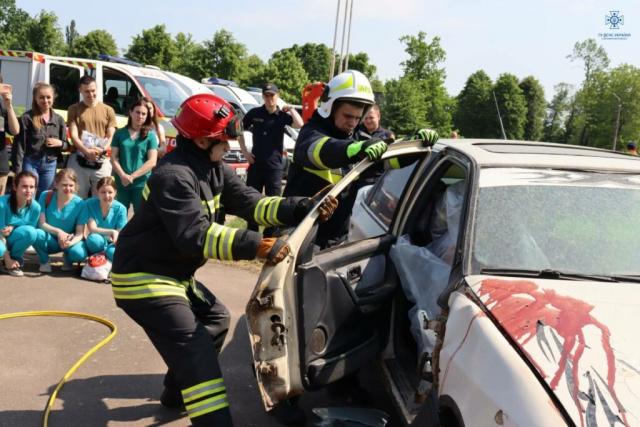 Новини Житомира - фото з Рятувальники Житомирщини провели навчання з нагоди Всесвітнього дня екстреної медичної допомоги