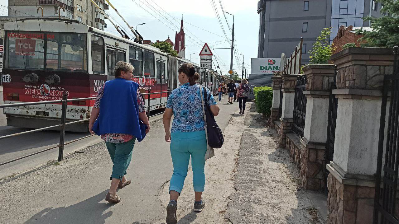 Новини Тернополя - фото з На вулиці 15 Квітня пошкоджена лінія електропередач — змінили рух тролейбусів