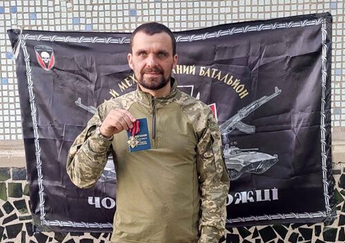 Новини Хмельницького - фото з Залужний нагородив «Золотим хрестом» бійця із Шепетівської громади