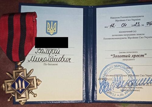 Новини Хмельницького - фото з Залужний нагородив «Золотим хрестом» бійця із Шепетівської громади