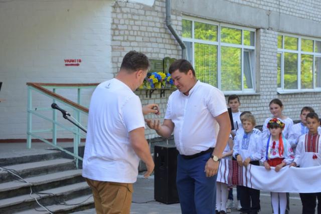 Новини Житомира - фото з Навчальним закладам Житомирщини передали автобуси від фінських партнерів