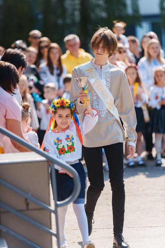 Новини Вінниці - фото з У вінницьких школах пролунав останній дзвоник. Фото та відео дня
