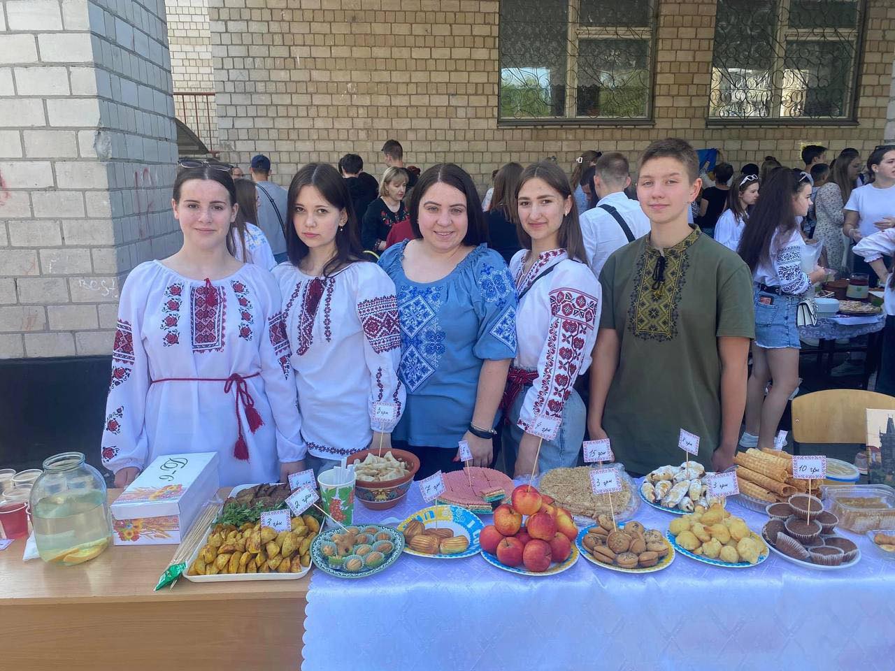 Новини Вінниці - фото з Понад 170 тисяч за страви подільської кухні. Ліцей №27 провів ярмарок на підтримку ЗСУ