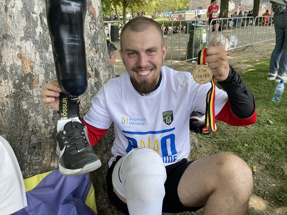 Новини Вінниці - фото з «Брюссельська двадцяточка». Під час забігу знімав культю, а після — зустрівся з військовими НАТО