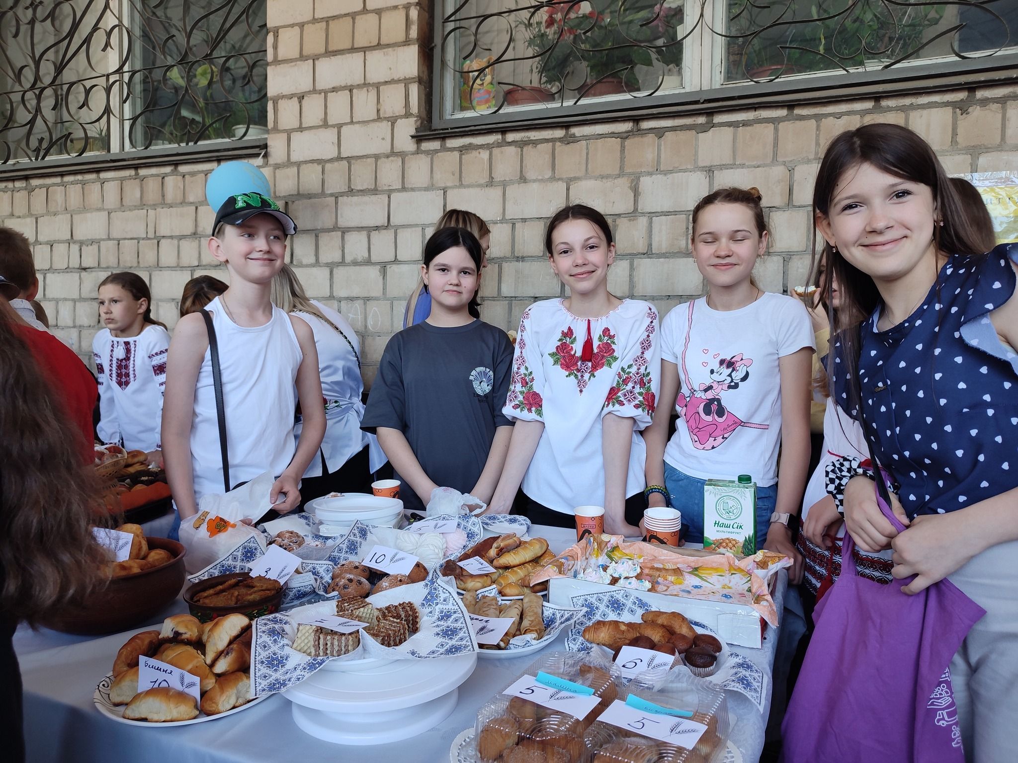 Новини Вінниці - фото з Понад 170 тисяч за страви подільської кухні. Ліцей №27 провів ярмарок на підтримку ЗСУ