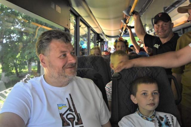 Новини Житомира - фото з Навчальним закладам Житомирщини передали автобуси від фінських партнерів