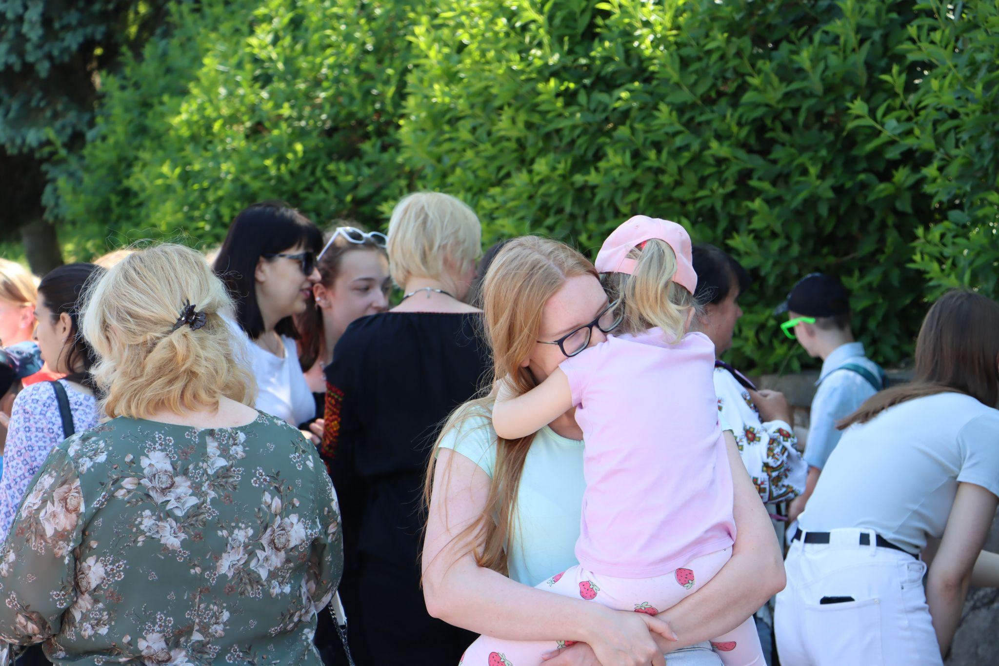 Новини Тернополя - фото з Понад півтисячі тернополян утворили «Безбар’єрний шлях» на Набережній: як все відбувалось?