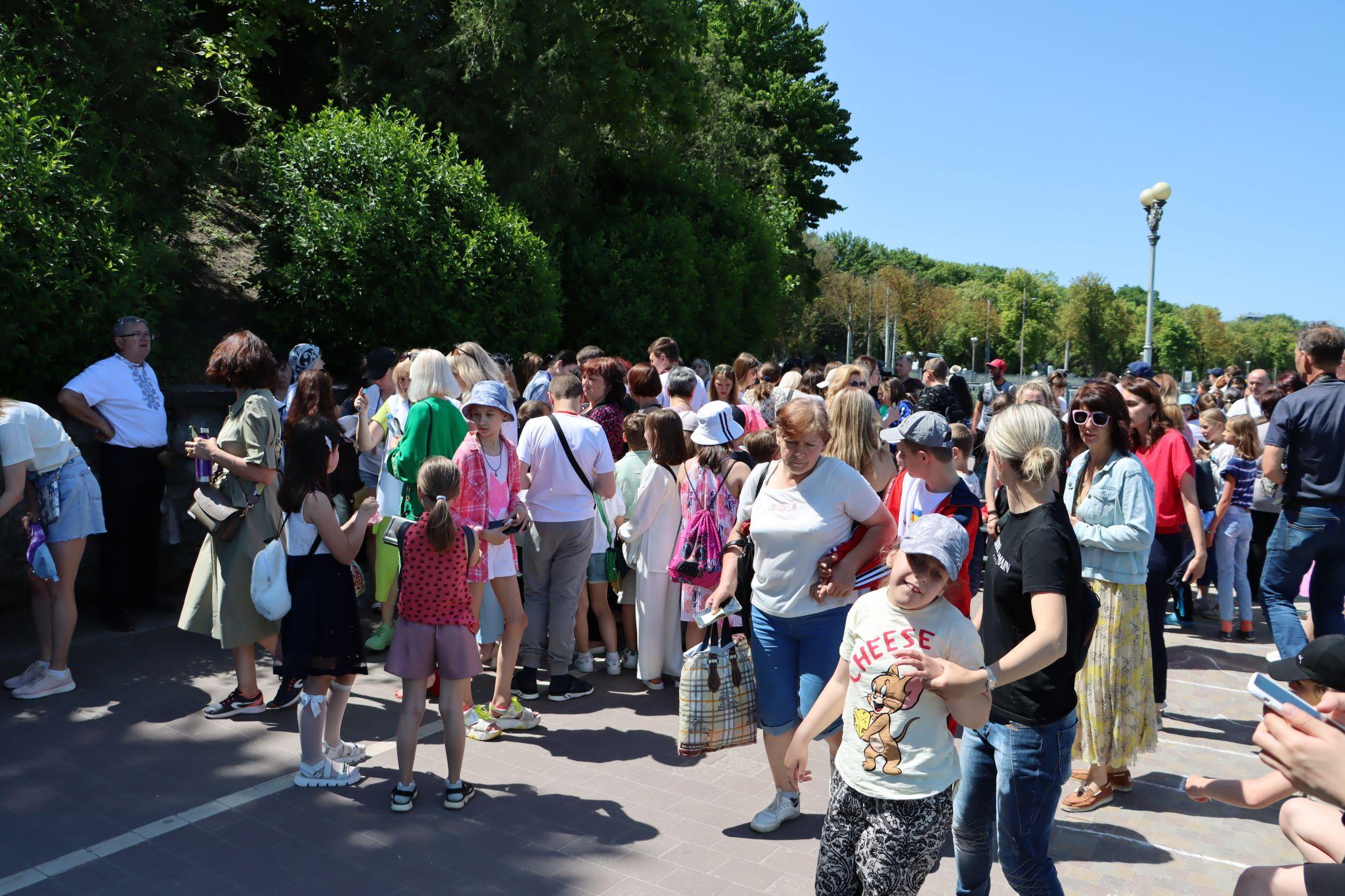 Новини Тернополя - фото з Понад півтисячі тернополян утворили «Безбар’єрний шлях» на Набережній: як все відбувалось?