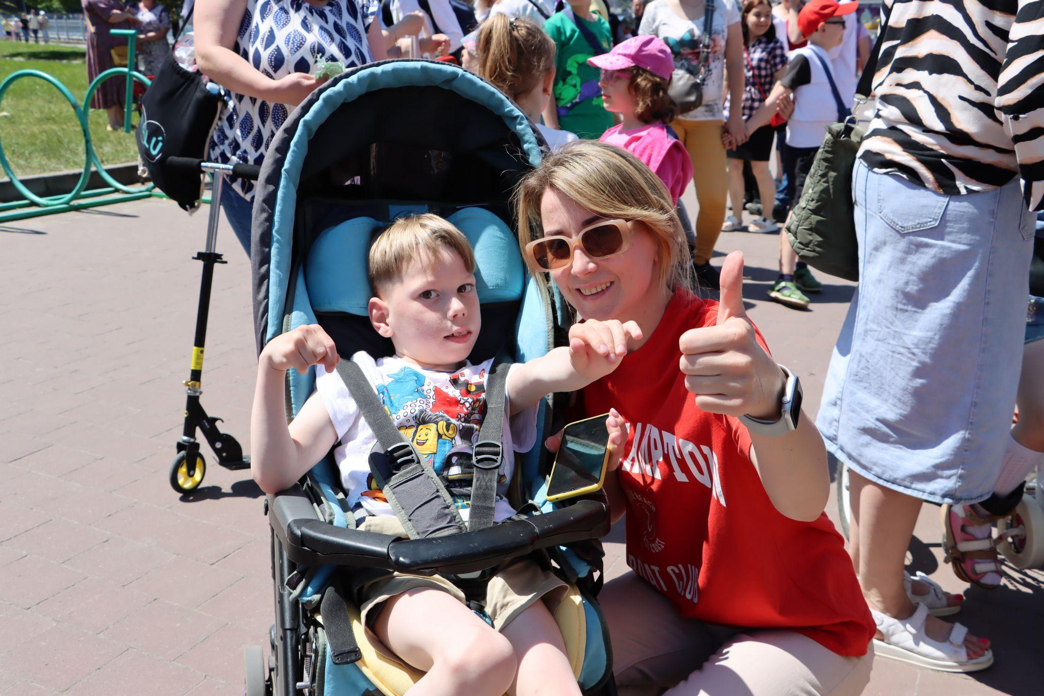 Новини Тернополя - фото з Понад півтисячі тернополян утворили «Безбар’єрний шлях» на Набережній: як все відбувалось?