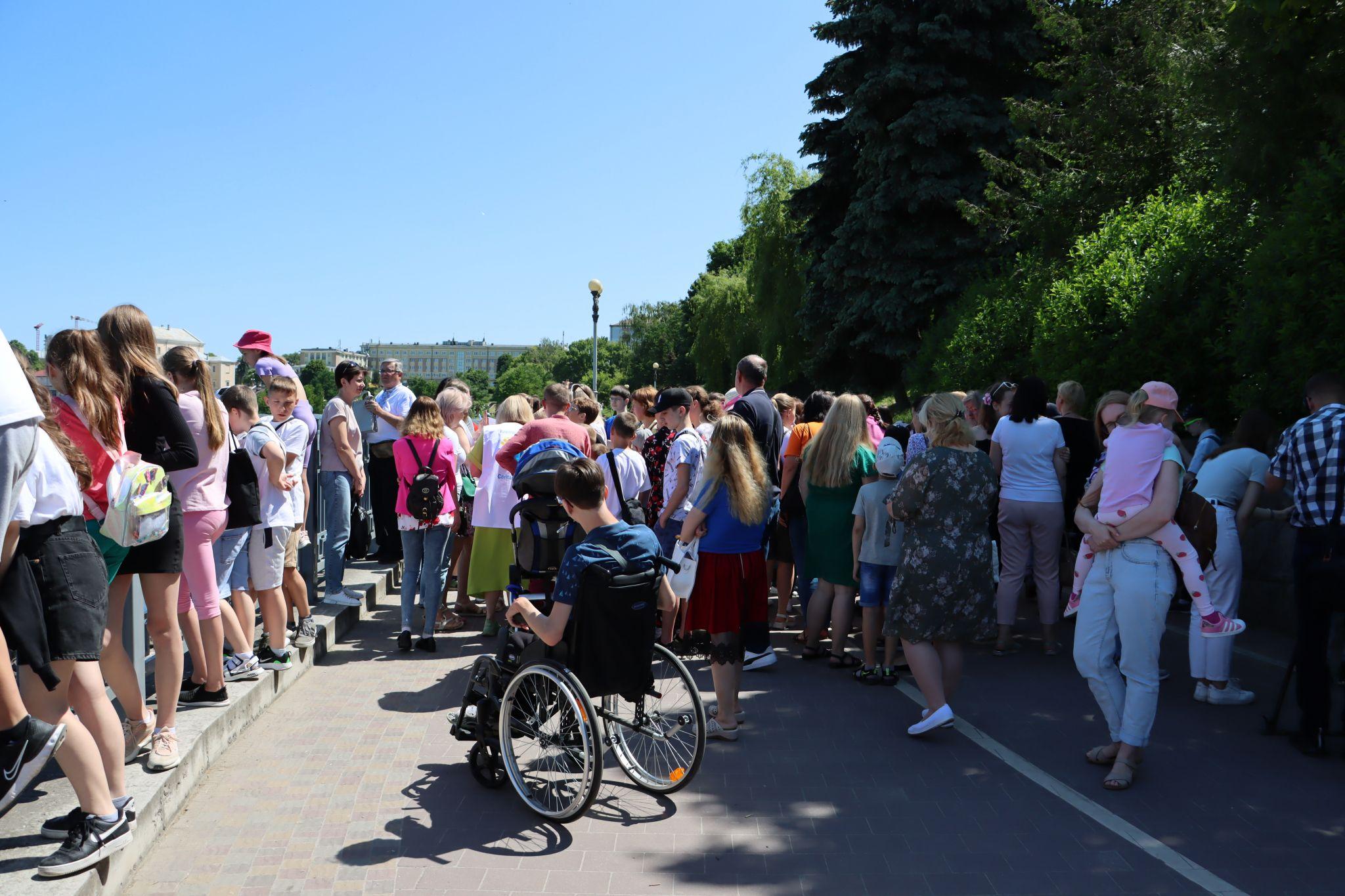 Новини Тернополя - фото з Понад півтисячі тернополян утворили «Безбар’єрний шлях» на Набережній: як все відбувалось?