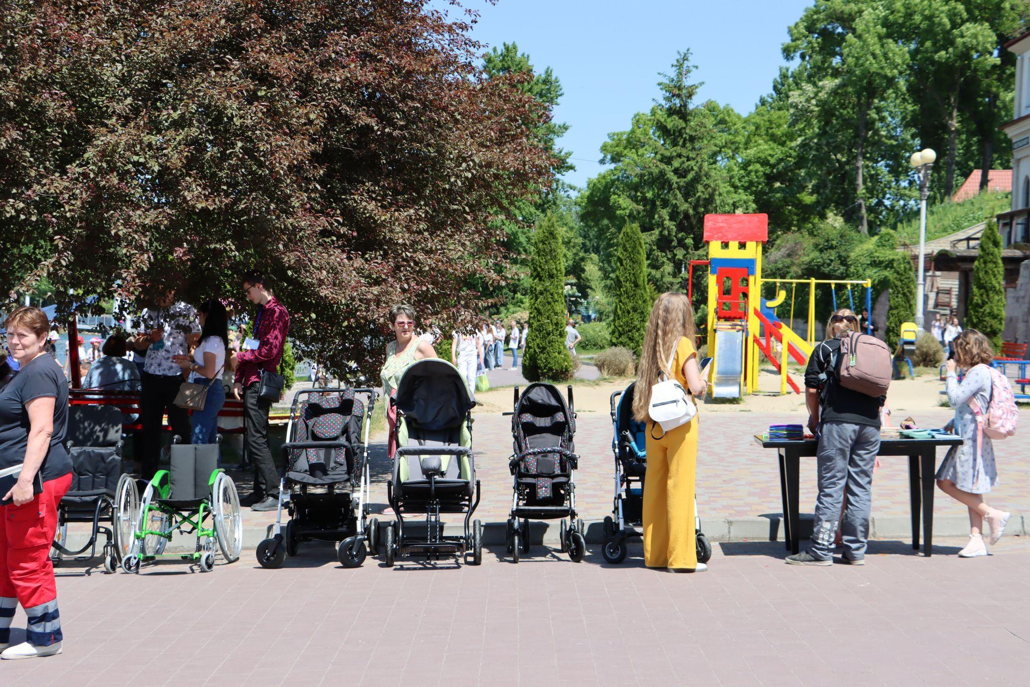 Новини Тернополя - фото з Понад півтисячі тернополян утворили «Безбар’єрний шлях» на Набережній: як все відбувалось?