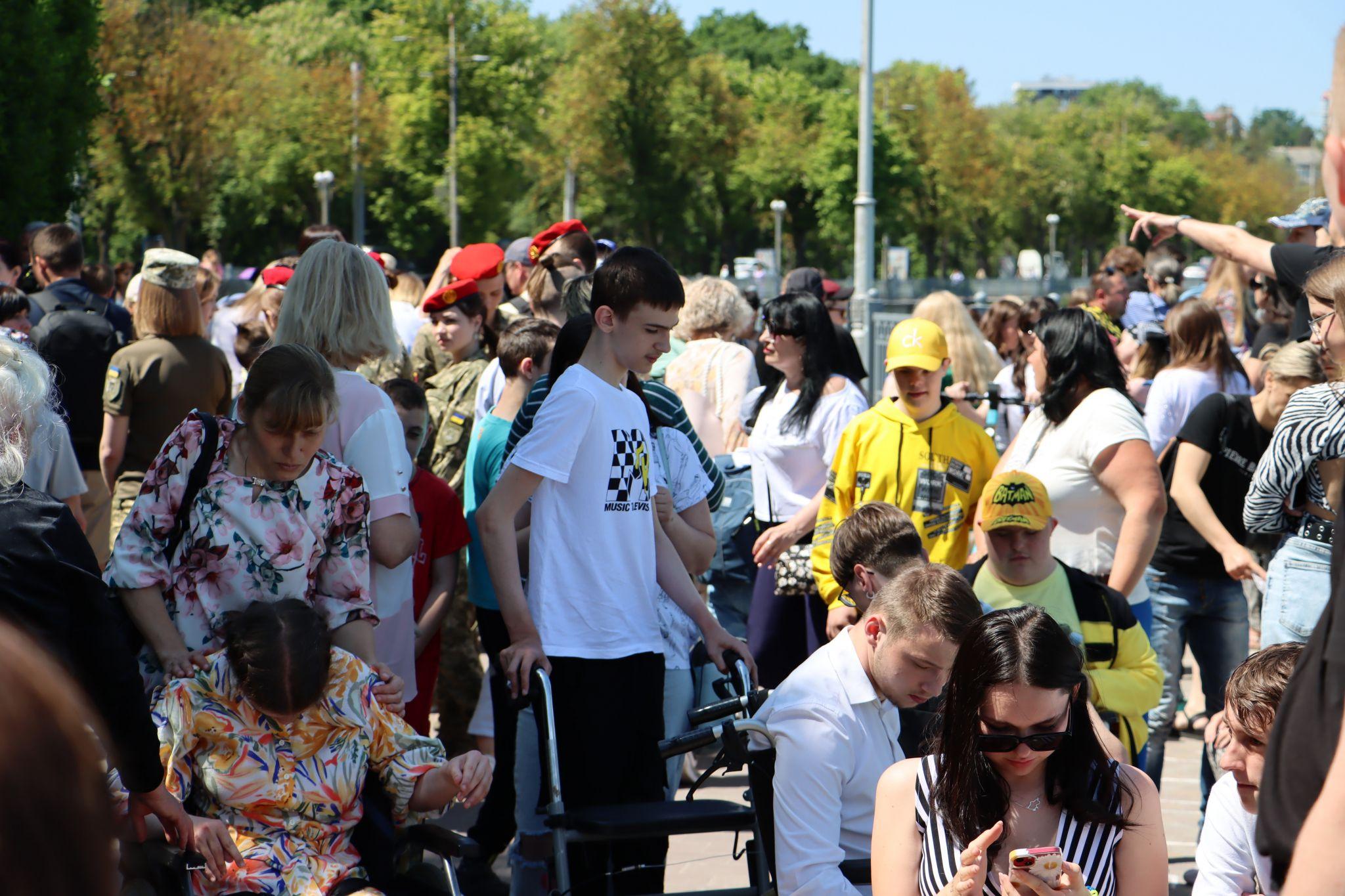 Новини Тернополя - фото з Понад півтисячі тернополян утворили «Безбар’єрний шлях» на Набережній: як все відбувалось?