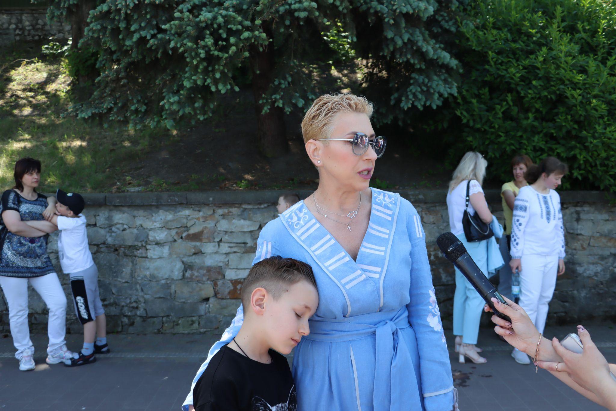 Новини Тернополя - фото з Понад півтисячі тернополян утворили «Безбар’єрний шлях» на Набережній: як все відбувалось?