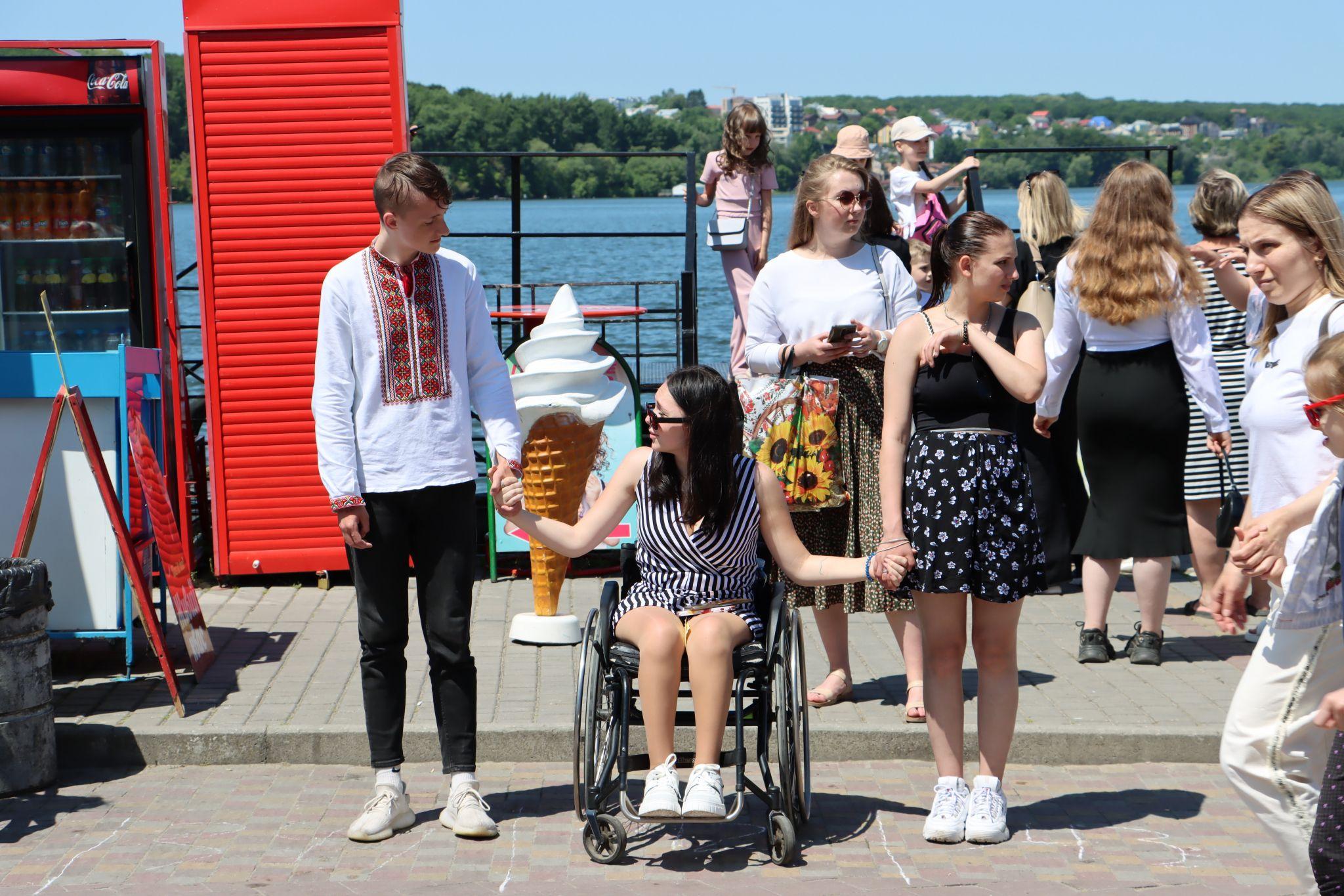 Новини Тернополя - фото з Понад півтисячі тернополян утворили «Безбар’єрний шлях» на Набережній: як все відбувалось?