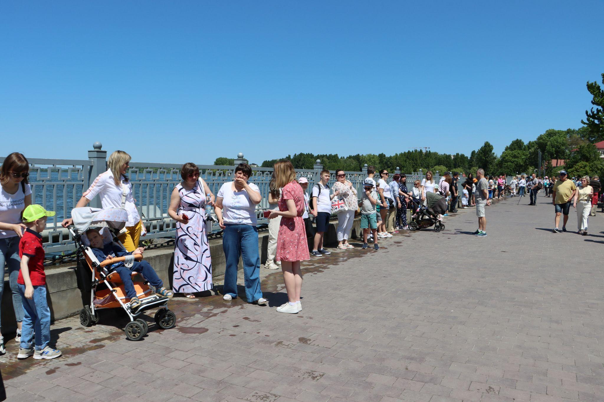 Новини Тернополя - фото з Понад півтисячі тернополян утворили «Безбар’єрний шлях» на Набережній: як все відбувалось?