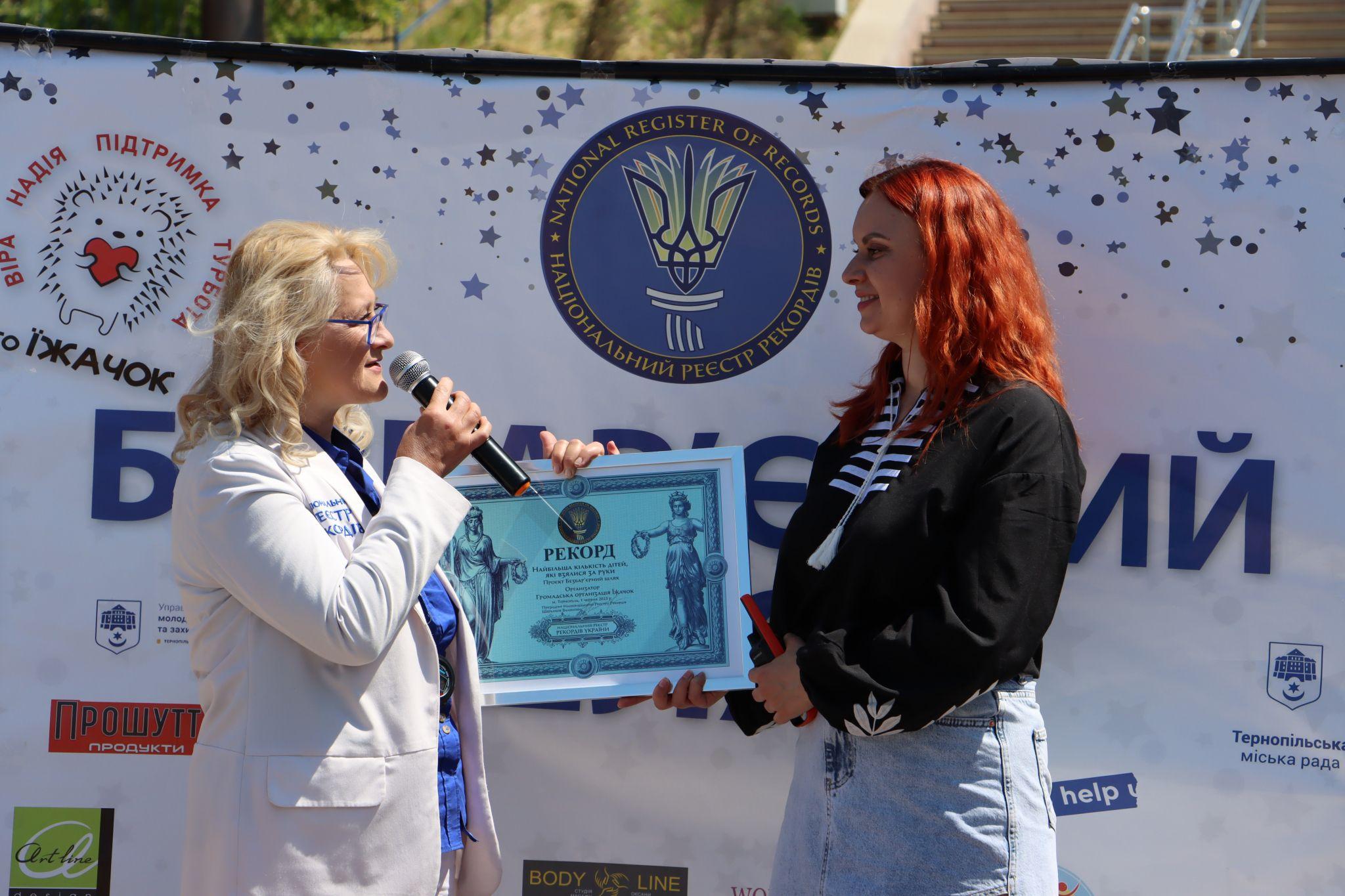 Новини Тернополя - фото з Понад півтисячі тернополян утворили «Безбар’єрний шлях» на Набережній: як все відбувалось?