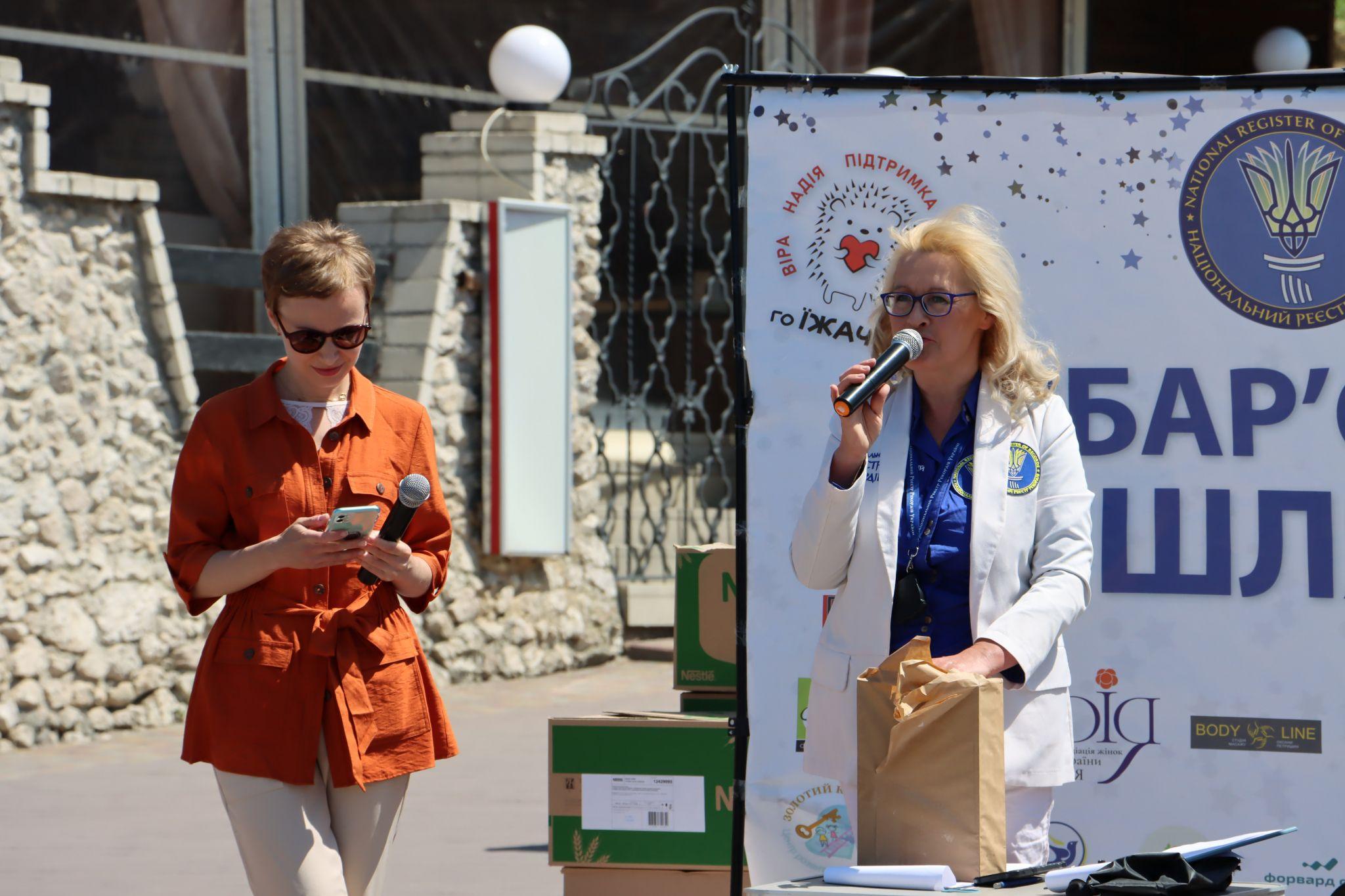 Новини Тернополя - фото з Понад півтисячі тернополян утворили «Безбар’єрний шлях» на Набережній: як все відбувалось?