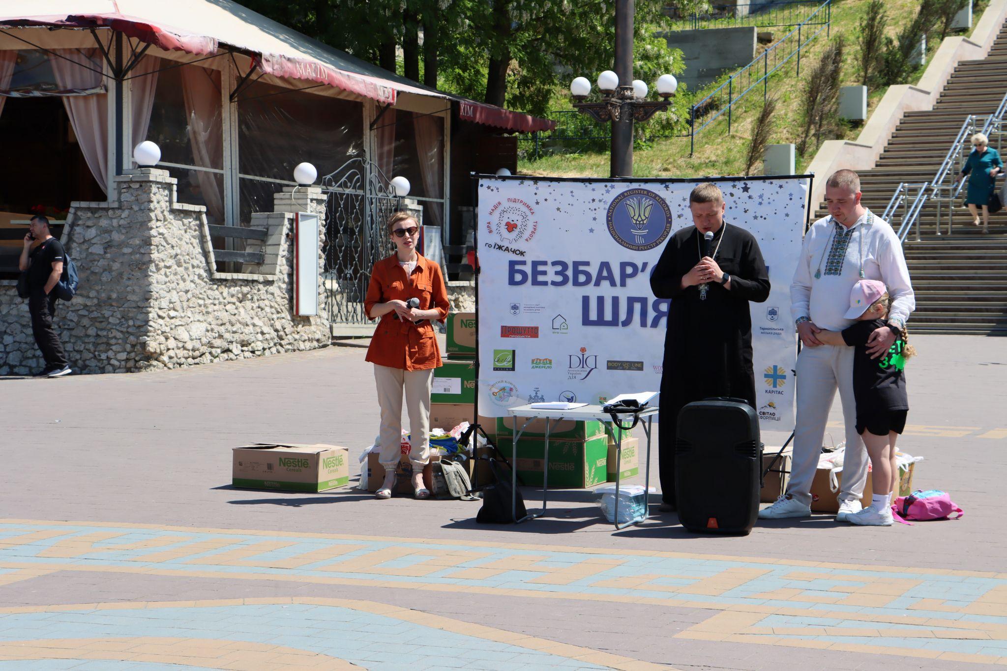 Новини Тернополя - фото з Понад півтисячі тернополян утворили «Безбар’єрний шлях» на Набережній: як все відбувалось?