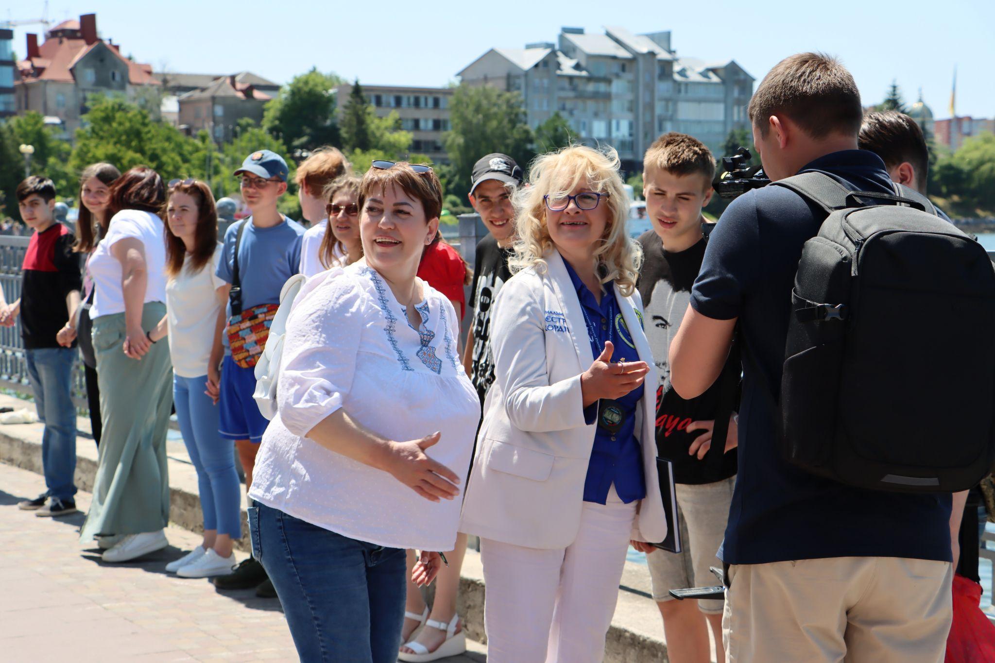 Новини Тернополя - фото з Понад півтисячі тернополян утворили «Безбар’єрний шлях» на Набережній: як все відбувалось?