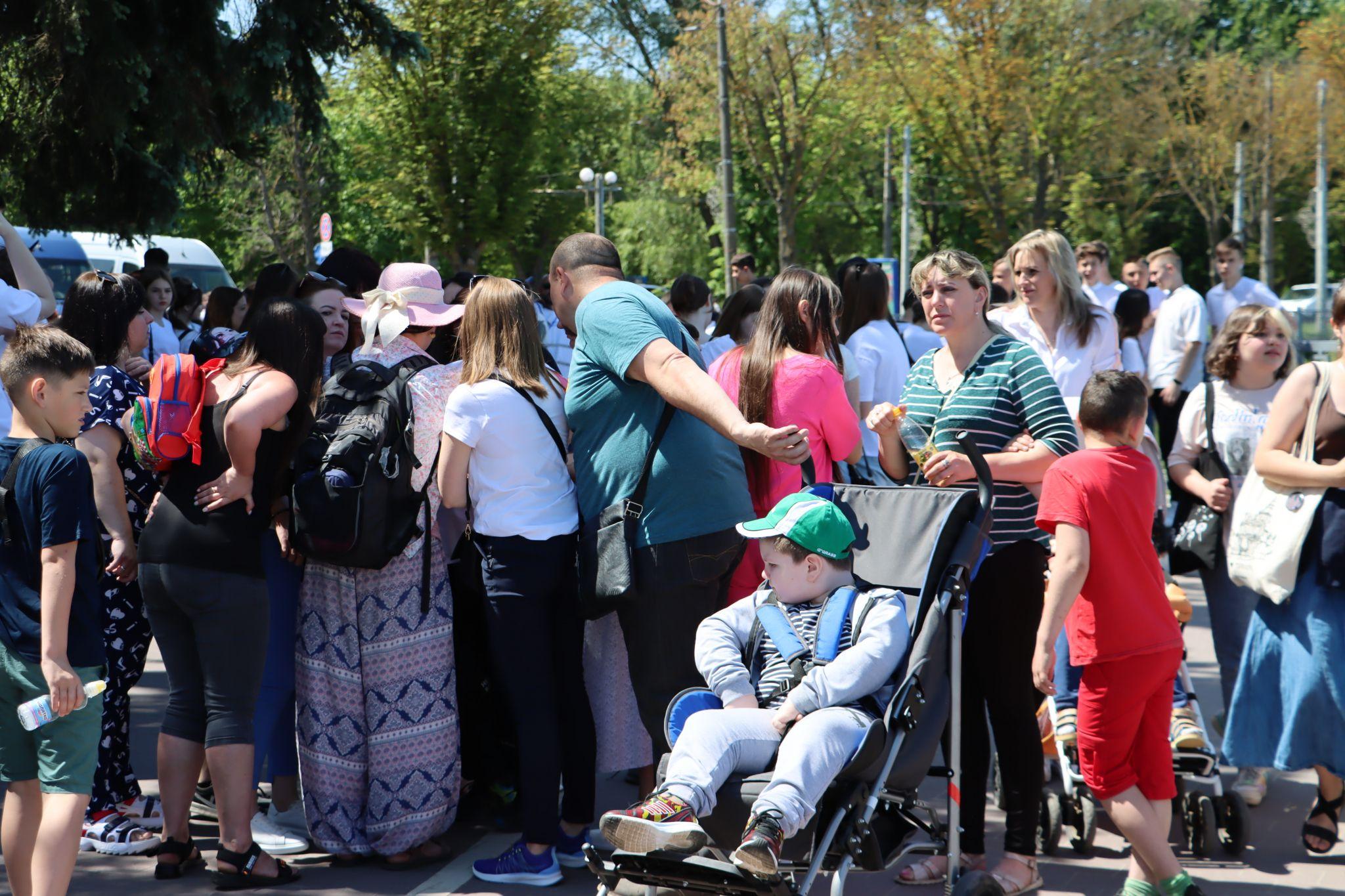 Новини Тернополя - фото з Понад півтисячі тернополян утворили «Безбар’єрний шлях» на Набережній: як все відбувалось?