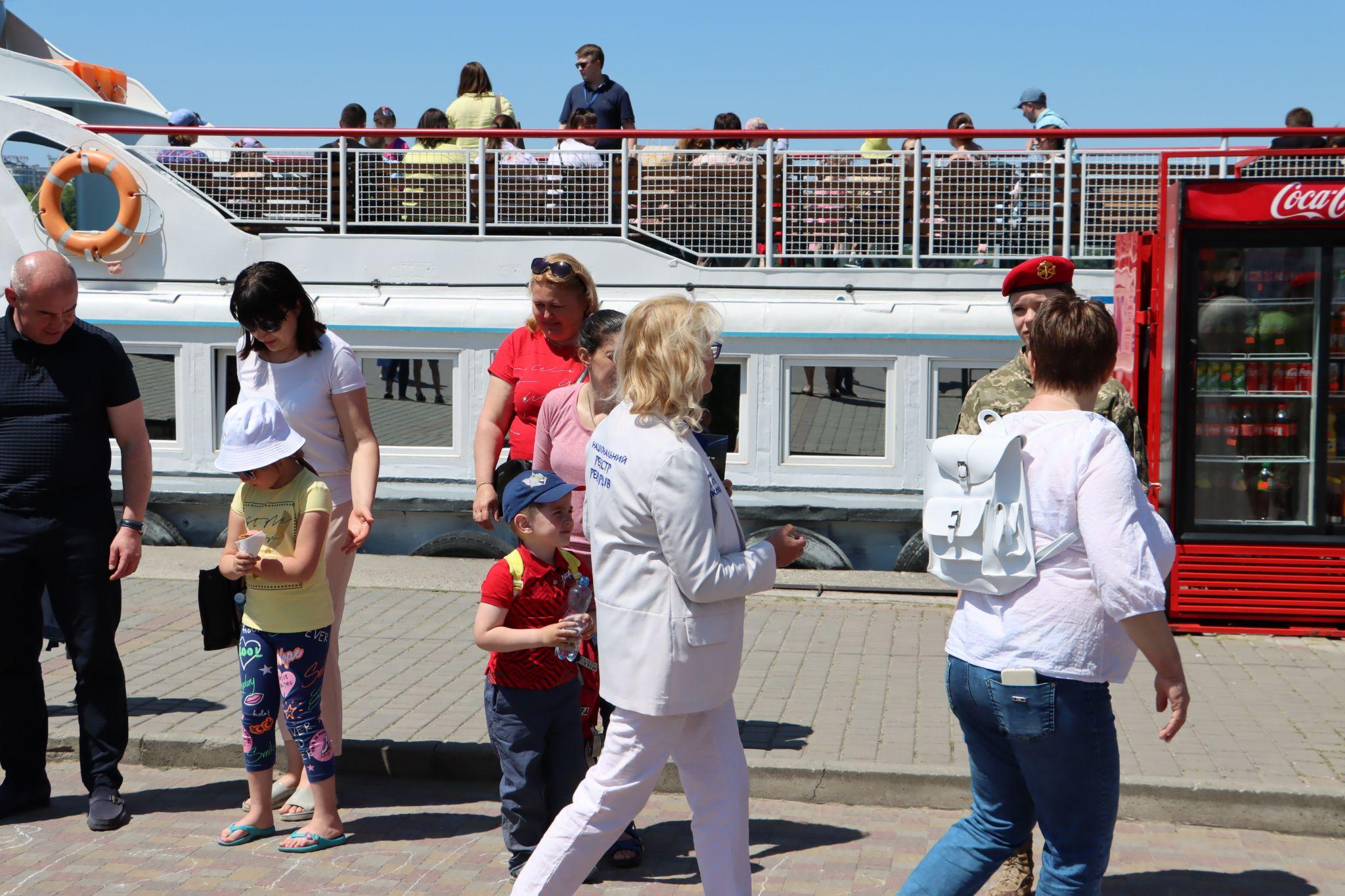 Новини Тернополя - фото з Понад півтисячі тернополян утворили «Безбар’єрний шлях» на Набережній: як все відбувалось?