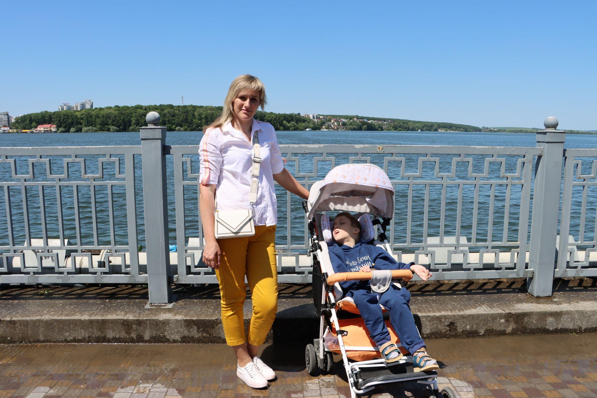 Новини Тернополя - фото з Понад півтисячі тернополян утворили «Безбар’єрний шлях» на Набережній: як все відбувалось?