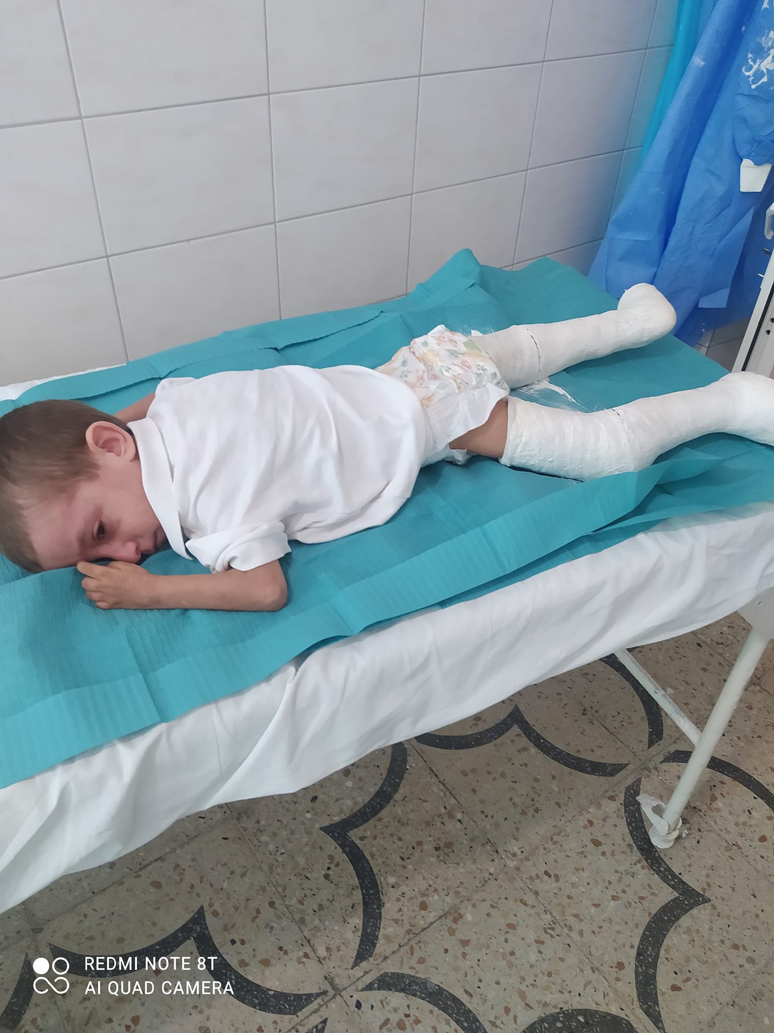 Новини Хмельницького - фото з Попереду ще одна операція. Для 5-річного Сашка збирають гроші на лікування Возможно, это изображение 1 человек, больница и текст «REDMI NOTE 8T AI QUAD CAMERA»