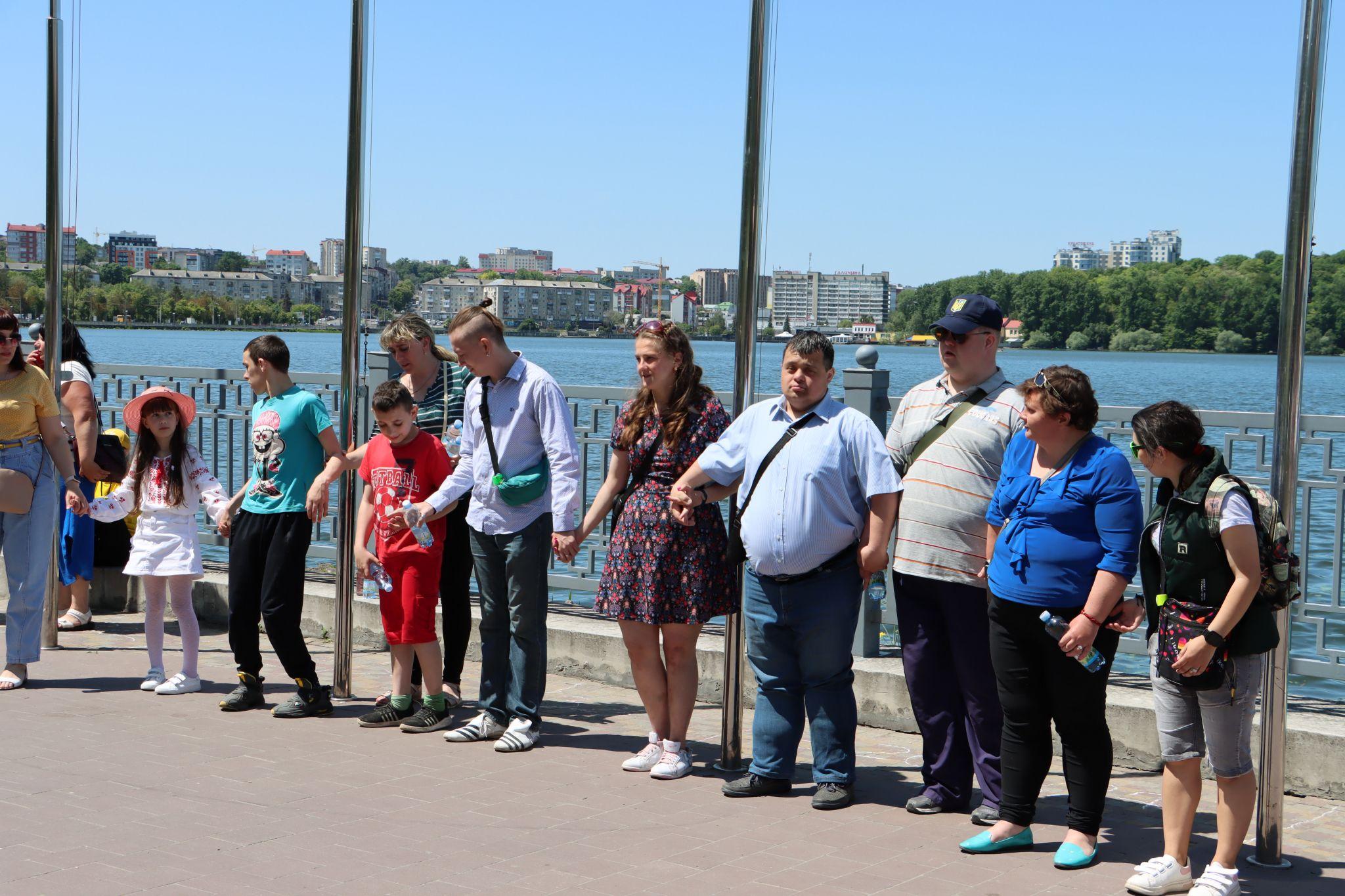 Новини Тернополя - фото з Понад півтисячі тернополян утворили «Безбар’єрний шлях» на Набережній: як все відбувалось?