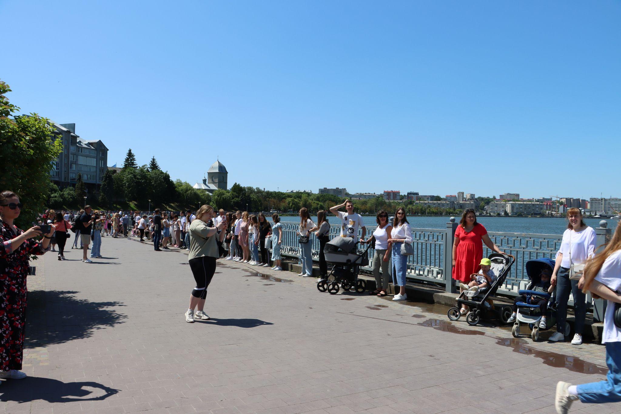 Новини Тернополя - фото з Понад півтисячі тернополян утворили «Безбар’єрний шлях» на Набережній: як все відбувалось?