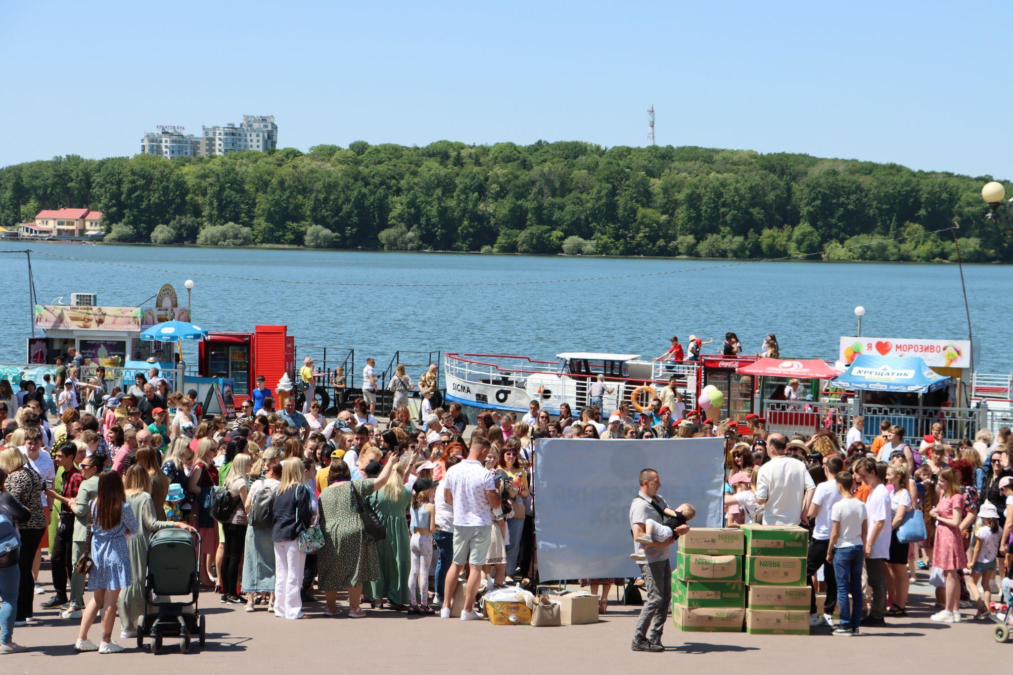 Новини Тернополя - фото з Понад півтисячі тернополян утворили «Безбар’єрний шлях» на Набережній: як все відбувалось?