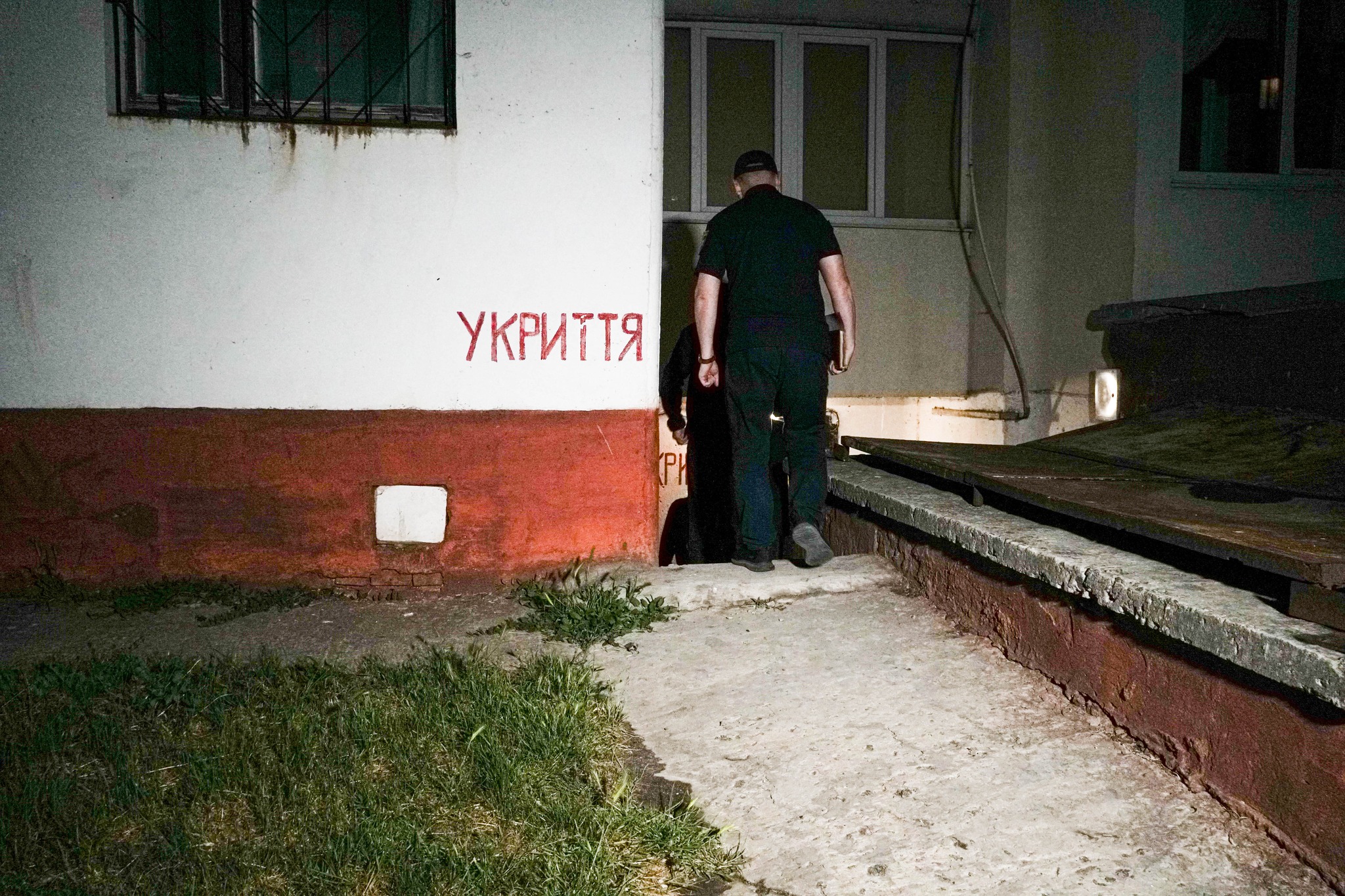 Новини Тернополя - фото з У Тернополі рятувальники з правоохоронцями перевіряють захисні споруди На зображенні може бути: 1 особа, вулиця та текст