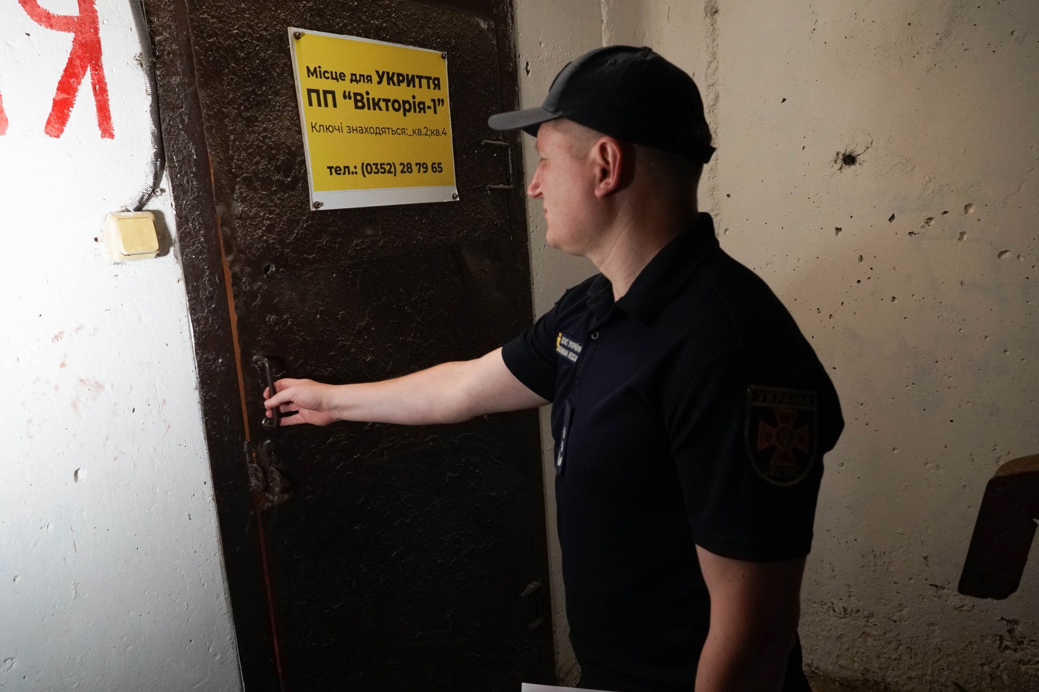 Новини Тернополя - фото з У Тернополі рятувальники з правоохоронцями перевіряють захисні споруди На зображенні може бути: 1 особа та текст