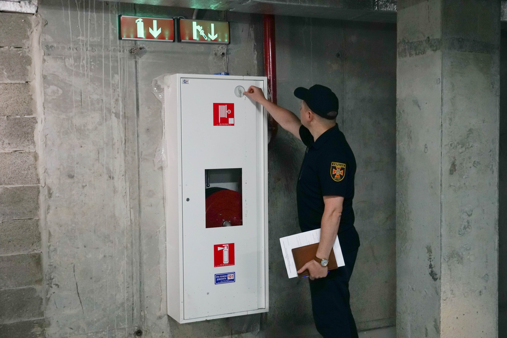 Новини Тернополя - фото з У Тернополі рятувальники з правоохоронцями перевіряють захисні споруди На зображенні може бути: 1 особа та текст