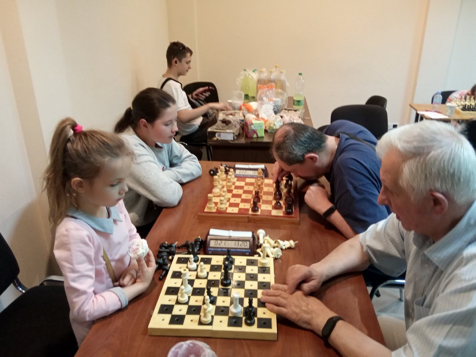 Новини Вінниці - фото з Юні вінницькі шахісти позмагалися із незрячими у незвичному матчі